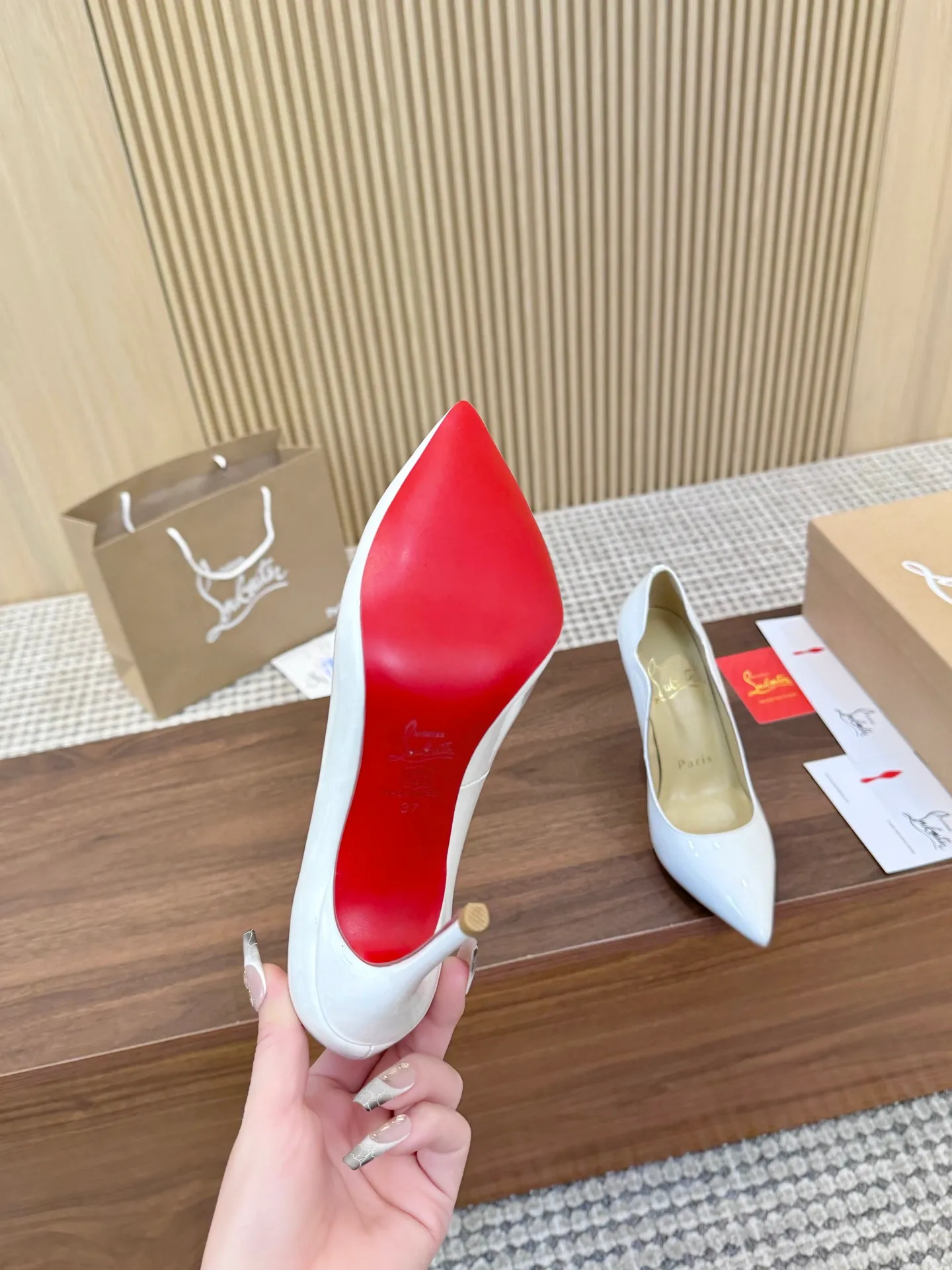 👟👟Ex-factory price 440 👟👟 Genuine leather sole +40 shipped all year round 💝Christian Louboutin CL👠 "Imported cow patent leather💎 series" noble and luxurious, real blingbling👟👟 real materials, all customized by the pattern maker, and the materials are made of original customized materials, achieving the taste of the original 5 color options💍 Upper: imported 👉cow patent leather💪 lining: sheepskin foot pad/lining code number: 34-40.41.42 heel height: two options: 10.5cm and 8.5cm